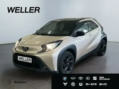 Gebraucht Toyota Aygo 72 PS (52 kW) 2023 Ginger beige metallic / dach mysticschwarz Kleinwagen