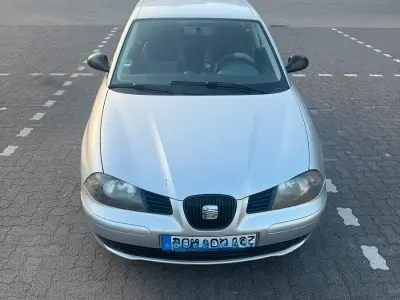 Używany Seat Cordoba 101 KM (74 kW) 2004 Srebrny Sedan/Limuzyna