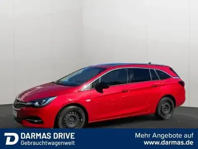 Używany Opel Astra Business Edition 122 KM (89 kW) 2021 Czerwony Sedan/Limuzyna