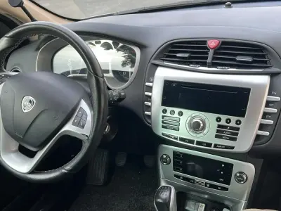 Gebraucht Lancia Delta 120 PS (88 kW) 2010 Grau Kleinwagen