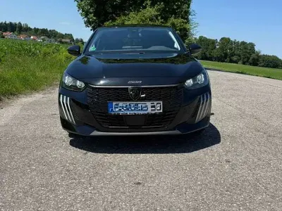 Gebraucht Peugeot 208 Allure 101 PS (74 kW) 2025 Schwarz Kleinwagen
