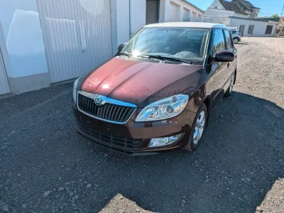 Używany Skoda Fabia Family 69 KM (50 kW) 2012 Czerwony Sedan/Limuzyna
