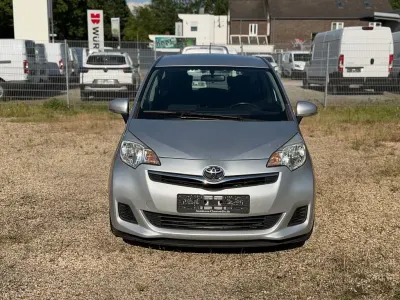 Gebraucht Toyota Verso-S Life 133 PS (97 kW) 2011 Silber Van / Kleinbus