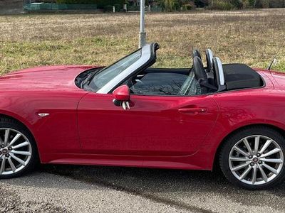 Gebraucht Fiat 124 Spider Lusso 140 PS (102 kW) 2016 Rot Cabrio
