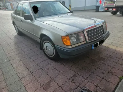 Gebraucht Mercedes E230 136 PS (100 kW) 1987 Gold Limousine