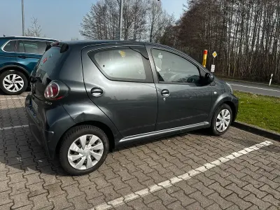 Gebraucht Toyota Aygo 68 PS (50 kW) 2012 Grau Kleinwagen