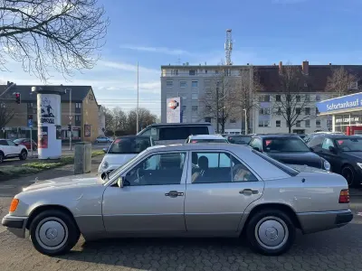 Gebraucht Mercedes E220 150 PS (110 kW) 1993 Silber Limousine