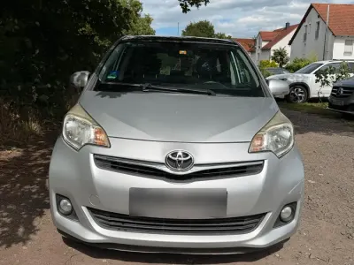 Gebraucht Toyota Verso-S 66 PS (48 kW) 2012 Silber Van / Kleinbus