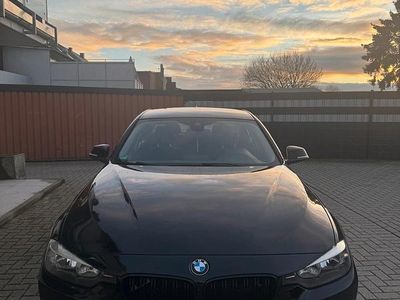 Gebraucht BMW 318 143 PS (105 kW) 2012 Schwarz Limousine