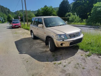 Käytetty Honda CR-V 147 HP (108 kW) 1999 Hopea Katumaasturi