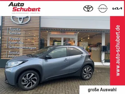 Neu Toyota Aygo X 72 PS (52 kW) 2025 Celestite grey metallic, dach SUV