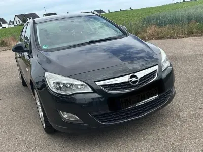 Gebraucht Opel Astra Design Edition 140 PS (102 kW) 2012 Schwarz Limousine