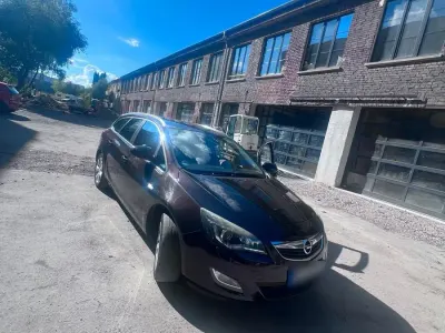 Gebraucht Opel Astra 140 PS (102 kW) 2012 Braun Limousine