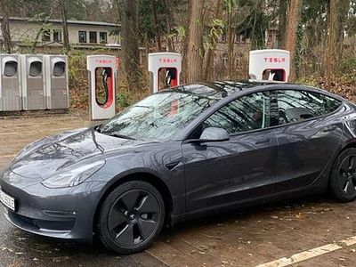 Grau Gebraucht 2021 Tesla Model 3 Long Range AWD Limousine | 31.000 € (Fairer Preis)