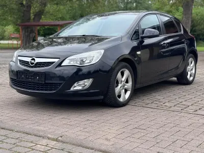 Usata Opel Astra 110 CV (80 kW) 2011 Nero Berlina