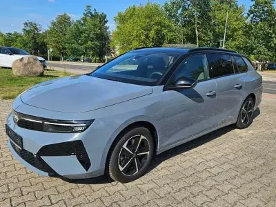 Neu Opel Astra 136 PS (100 kW) 2026 Grafik grau/dach schwarz Kombi