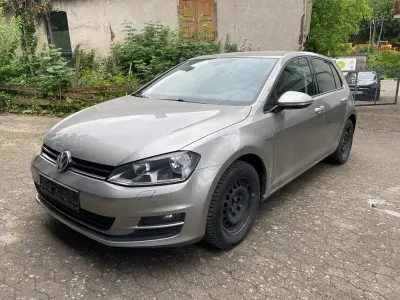 Gebraucht VW Golf VII LOUNGE 110 PS (80 kW) 2014 Gold Limousine