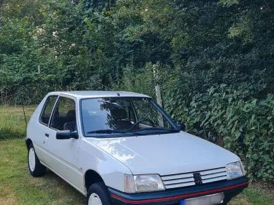Gebraucht Peugeot 205 60 PS (44 kW) 1990 Weiß Limousine