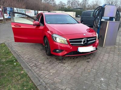 Gebraucht Mercedes A180 Urban 122 PS (89 kW) 2014 Rot Limousine