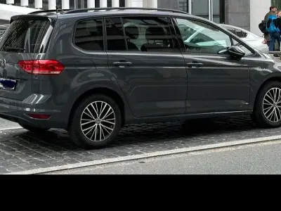 Gebraucht VW Touran Highline 150 PS (110 kW) 2021 Grau Van / Kleinbus