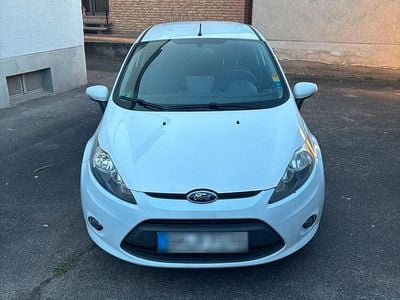 Gebraucht Ford Fiesta 60 PS (44 kW) 2012 Weiß Kleinwagen