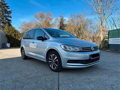 Grau Gebraucht 2019 VW Touran IQ Drive Van / Kleinbus | 16.000 € (Etwas zu teuer)
