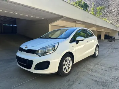 Gebraucht Kia Rio 75 PS (55 kW) 2015 Weiß Limousine