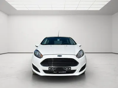 Gebraucht Ford Fiesta Trend 80 PS (58 kW) 2014 Weiß Kleinwagen