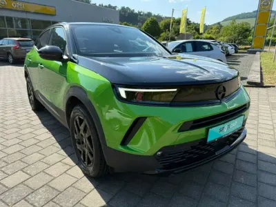 Gebraucht Opel Mokka-e GS Line 100 kW (136 PS) 2022 Mamba green met SUV