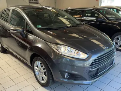 Gebraucht Ford Fiesta Trend 101 PS (74 kW) 2015 Grau Kleinwagen