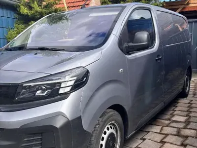 Używany Opel Vivaro 120 KM (88 kW) 2024 Srebrny Minivan