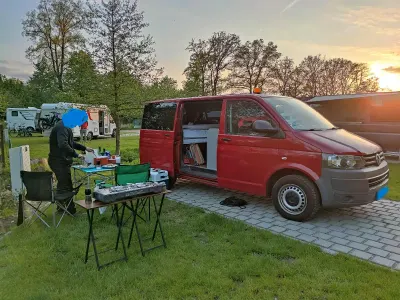 Używany VW Caravelle 84 KM (61 kW) 2010 Czerwony Van