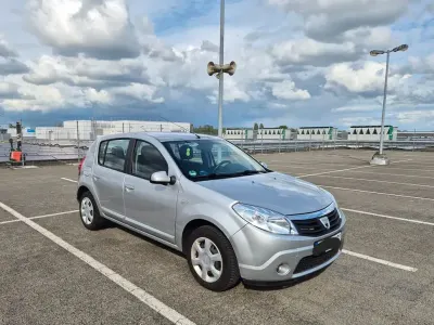 Używany Dacia Sandero Lauréate 87 KM (63 kW) 2010 Srebrny Sedan/Limuzyna