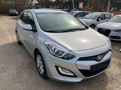 Gebraucht Hyundai i30 Intro Edition 99 PS (72 kW) 2012 Silber Limousine