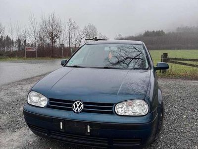 Grün Gebraucht 2002 VW Golf Limousine | 2.400 € (Etwas zu teuer)