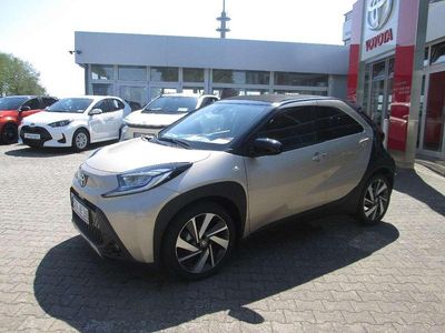 Gebraucht Toyota Aygo X X-plore 72 PS (52 kW) 2022 Ginger beige metallic/ night sky black SUV
