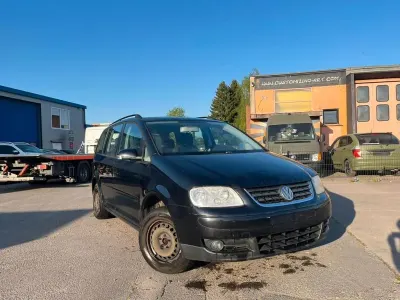 Second-hand VW Touran Trendline 150 CP (110 kW) 2004 Negru Monovolum