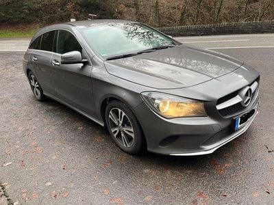 Grau Gebraucht 2017 Mercedes CLA180 Shooting Brake Kombi | 11.900 € (Fairer Preis)