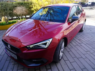 Używany Seat Leon FR 204 KM (150 kW) 2020 Czerwony Sedan/Limuzyna