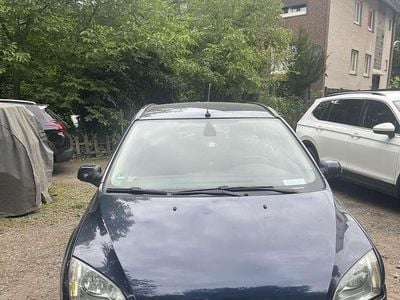 Blau Gebraucht 2005 Ford Focus Ghia Kombi | 2.200 € (Fairer Preis)
