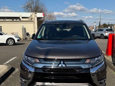 Braun Gebraucht 2020 Mitsubishi Outlander P-HEV Plus SUV | 21.700 € (Fairer Preis)