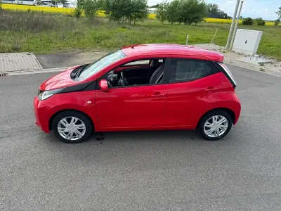 Gebraucht Toyota Aygo 70 PS (51 kW) 2016 Rot Kleinwagen