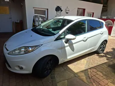 Gebraucht Ford Fiesta Titanium 82 PS (60 kW) 2011 Weiß Limousine