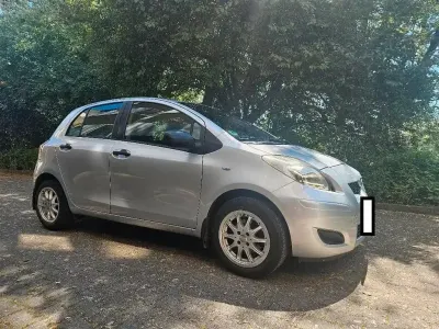 Gebraucht Toyota Yaris Cool 101 PS (74 kW) 2011 Silber Kleinwagen