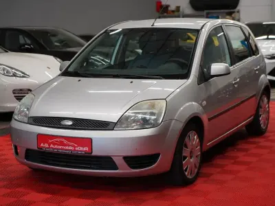 Używany Ford Fiesta 60 KM (44 kW) 2005 Srebrny Hatchback
