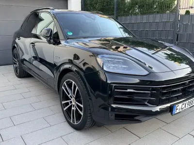 Gebraucht Porsche Cayenne E-Hybrid 470 PS (345 kW) 2024 Schwarz SUV