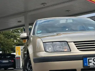 Gebraucht VW Golf IV Edition 102 PS (75 kW) 2000 Gold Limousine