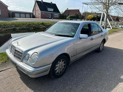 Gebraucht Mercedes E200 136 PS (100 kW) 1997 Silber Limousine