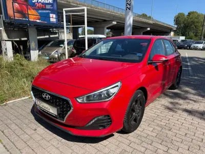 Gebraucht Hyundai i30 Select 99 PS (72 kW) 2018 Rot Limousine