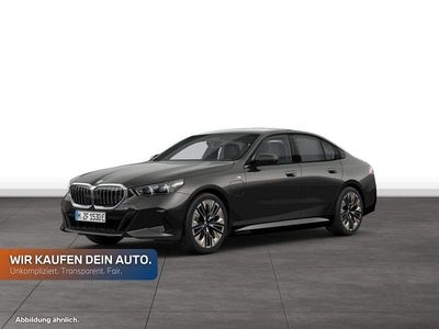 Gebraucht BMW 550e Comfort Edition 489 PS (359 kW) 2024 Sophistograu brillanteffekt metallic Limousine